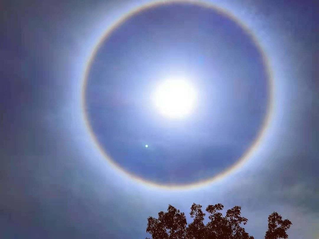 四川凉山多地出现日晕 忙坏p图大神:奥特曼光环中出现