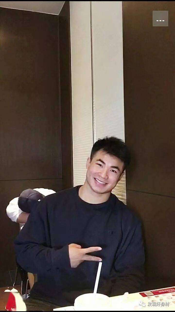 200斤壮汉秀肌肉,倒三角无敌了