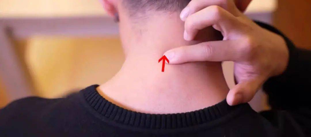 脖子酸痛测测你是否有颈椎病