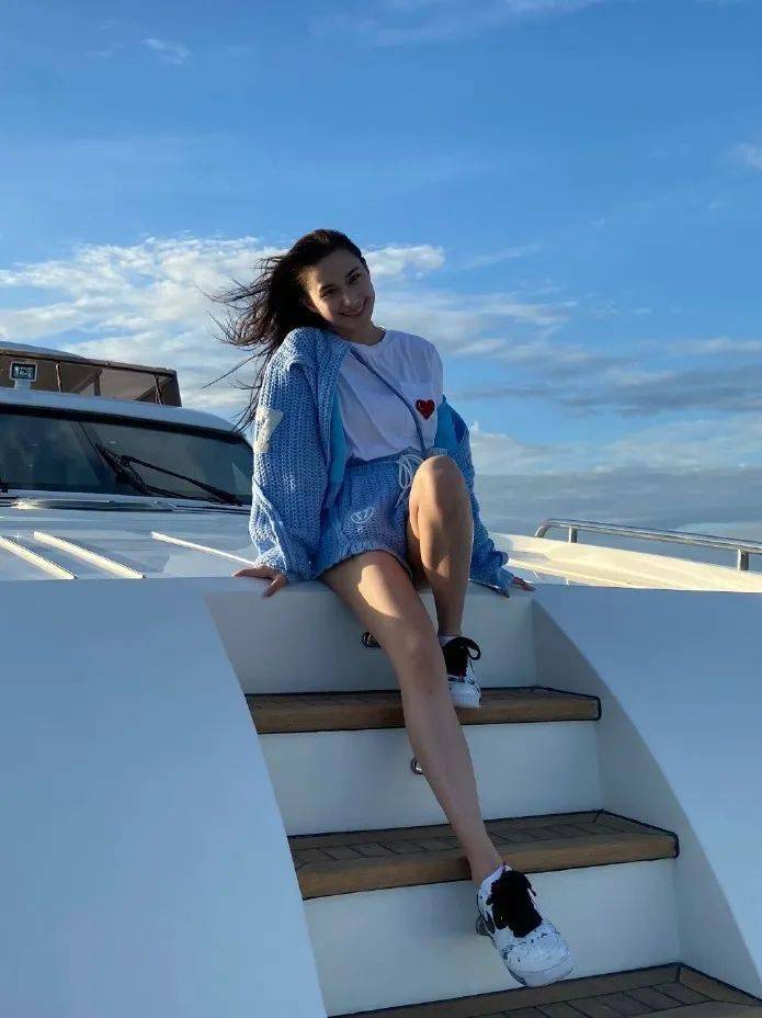 最美千金这热度,女明星都要让三分吧…_何超莲