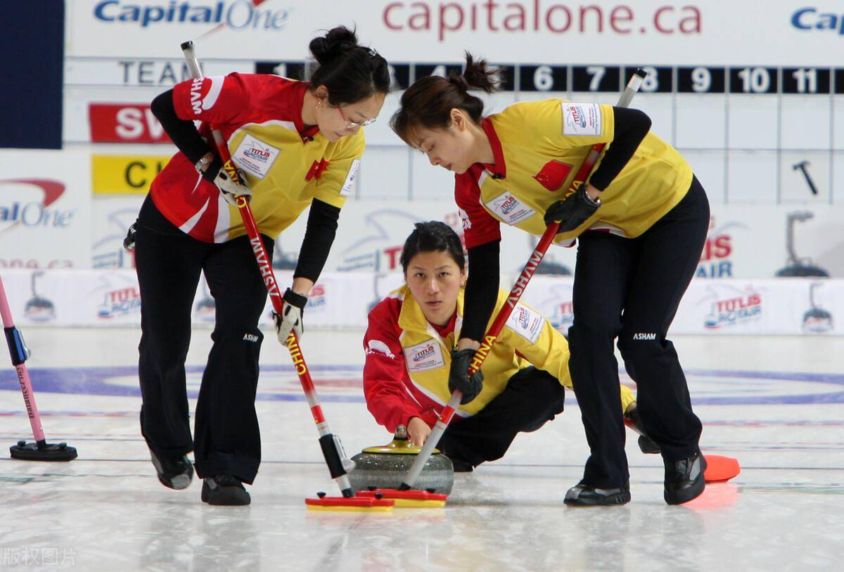 随着2022北京冬奥会愈发临近,冰壶运动频繁地出现在中国体育迷的面前.