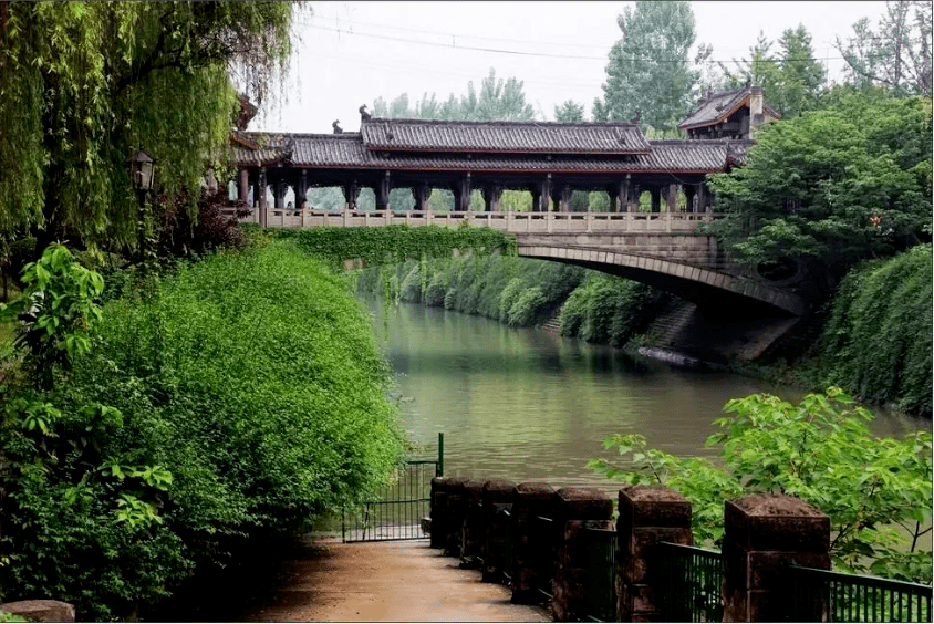 《成都曲》张籍锦江近西烟水绿,新雨山头荔枝熟.