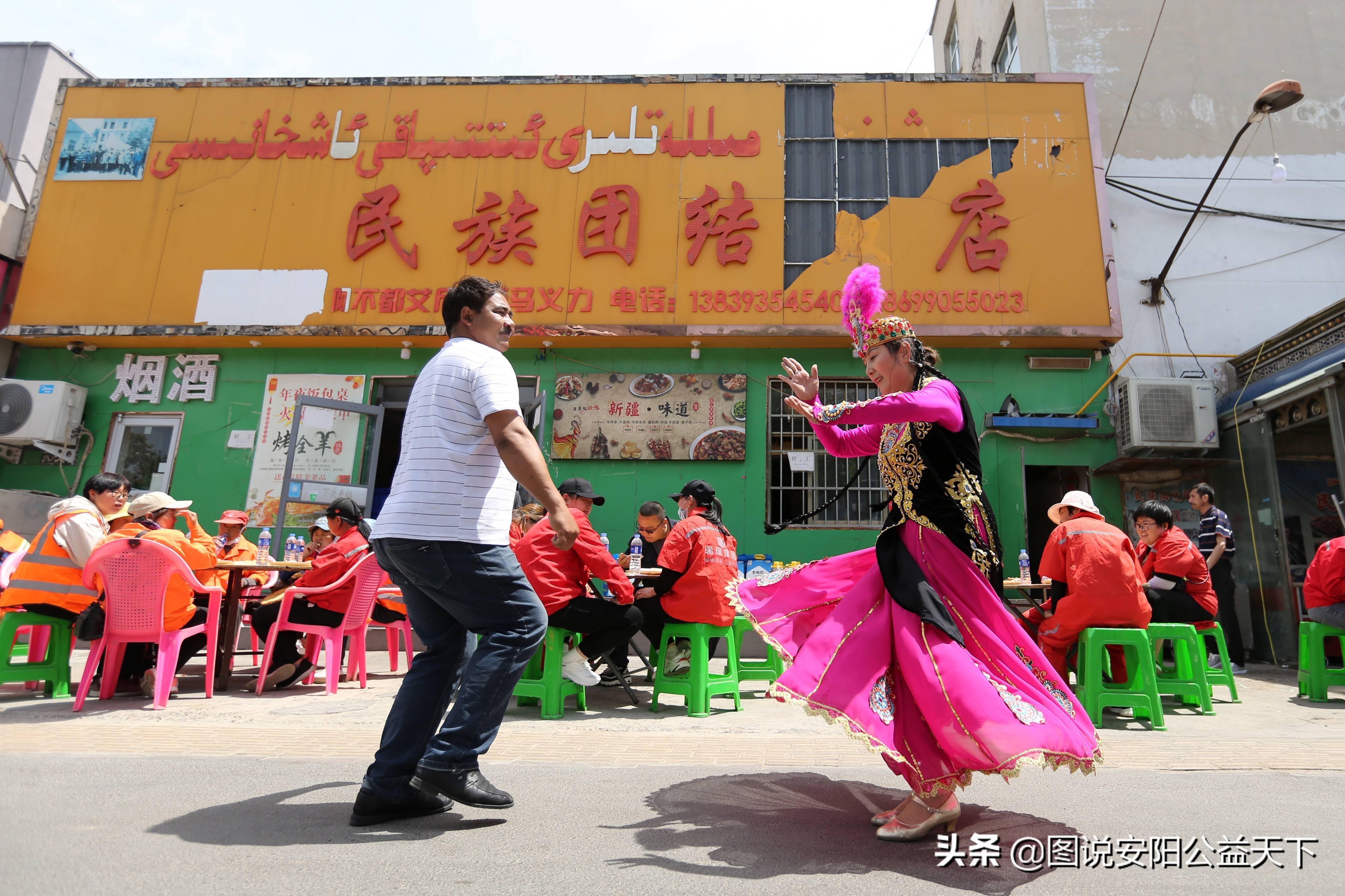 河南濮阳:载歌载舞庆五一 抓饭献给美容师_新疆