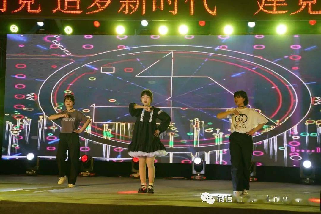 大合唱《六中欢迎您》表演:韩星宇,李雨萌等.