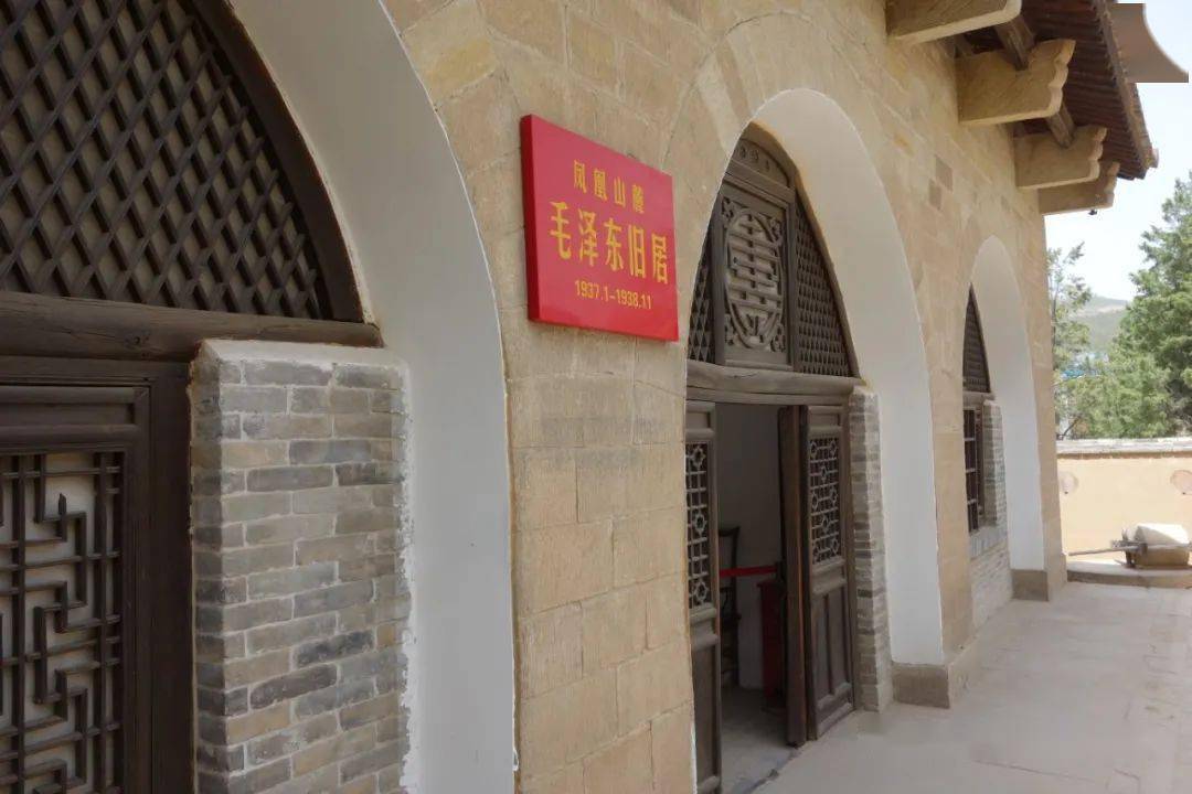 杨家岭等革命旧址过程中,通过实物再现,图文讲解和现场解说,体会延安