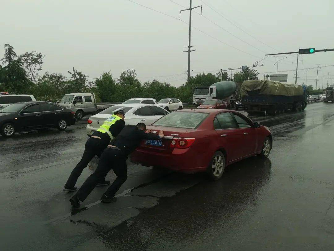 我为群众办实事雨天路滑车抛锚费县交警帮忙推车除隐患