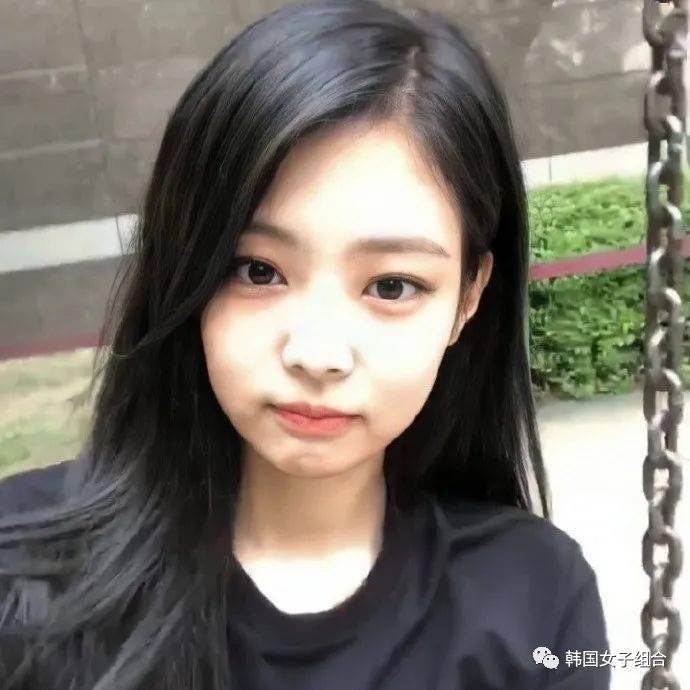 网友:---生图超美的jennie,超级好看的宝贝,我也好想见妮妮啊---真的