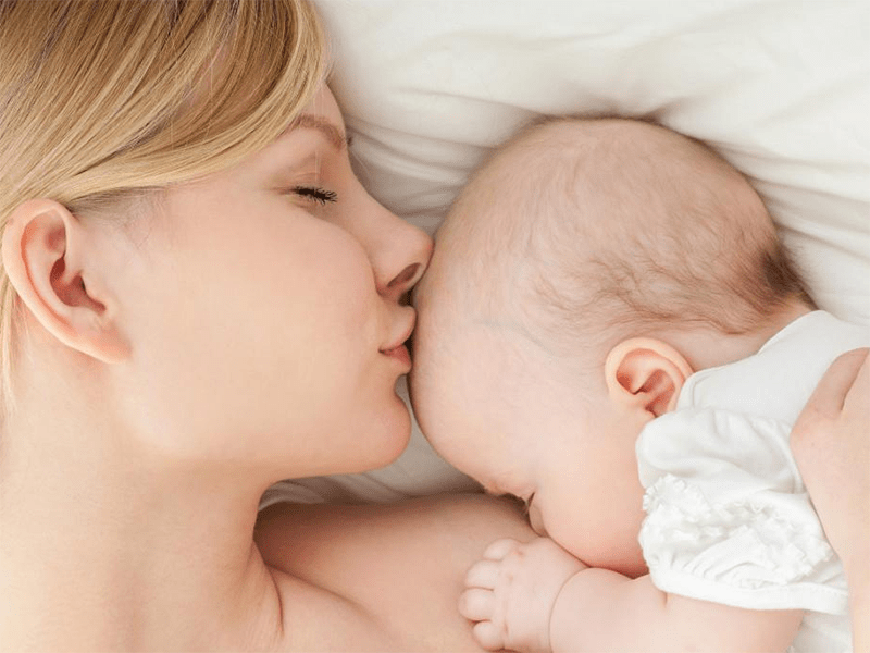 躺着给宝宝喂奶好么？会导致宝宝长得不好看？