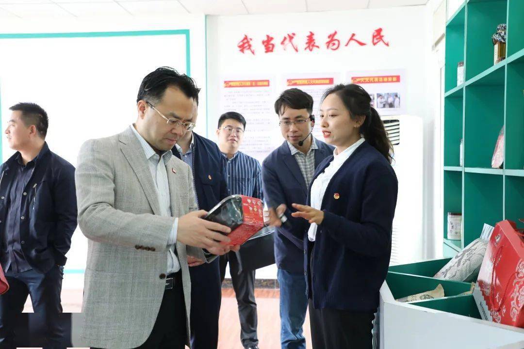 团中央青年志愿者行动指导中心党委书记张朝晖一行来荣调研志愿服务
