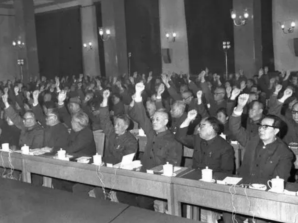 全会讨论和批准了1962年9月八届十中全会以来中央政治局关于国内,国际