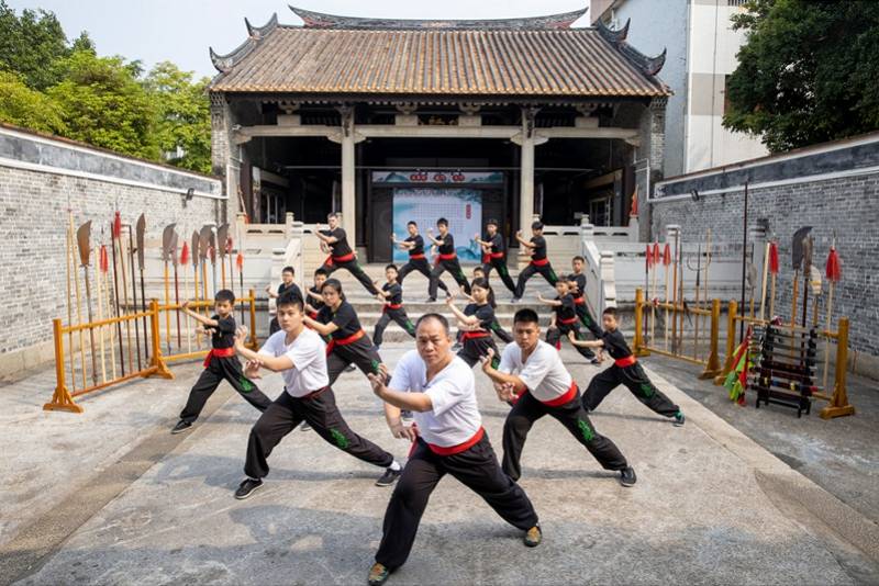 高手在民间:黄飞鸿传人顺德开馆援徒,弟子过万_蔡景盛