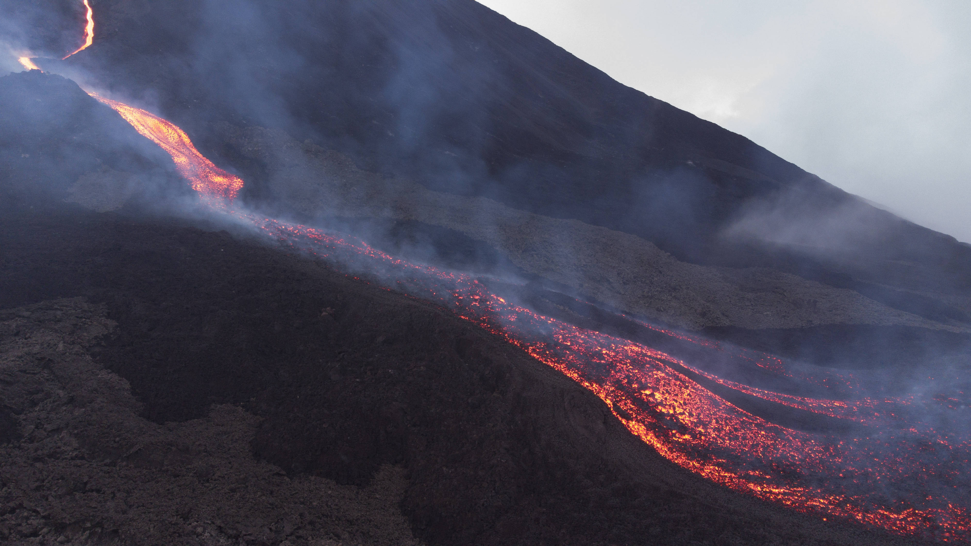 危地马拉帕卡亚火山持续喷发