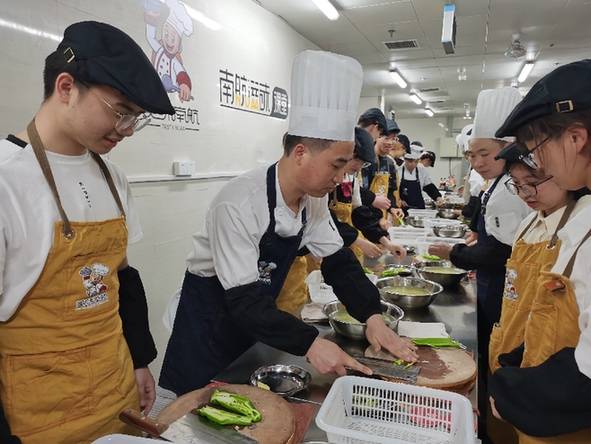 将劳动教育融入课程体系 南京高校开设厨艺选修课