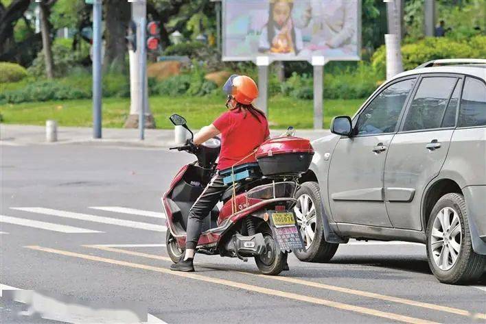 不文明交通行为曝光台丨戴了头盔≠戴好头盔
