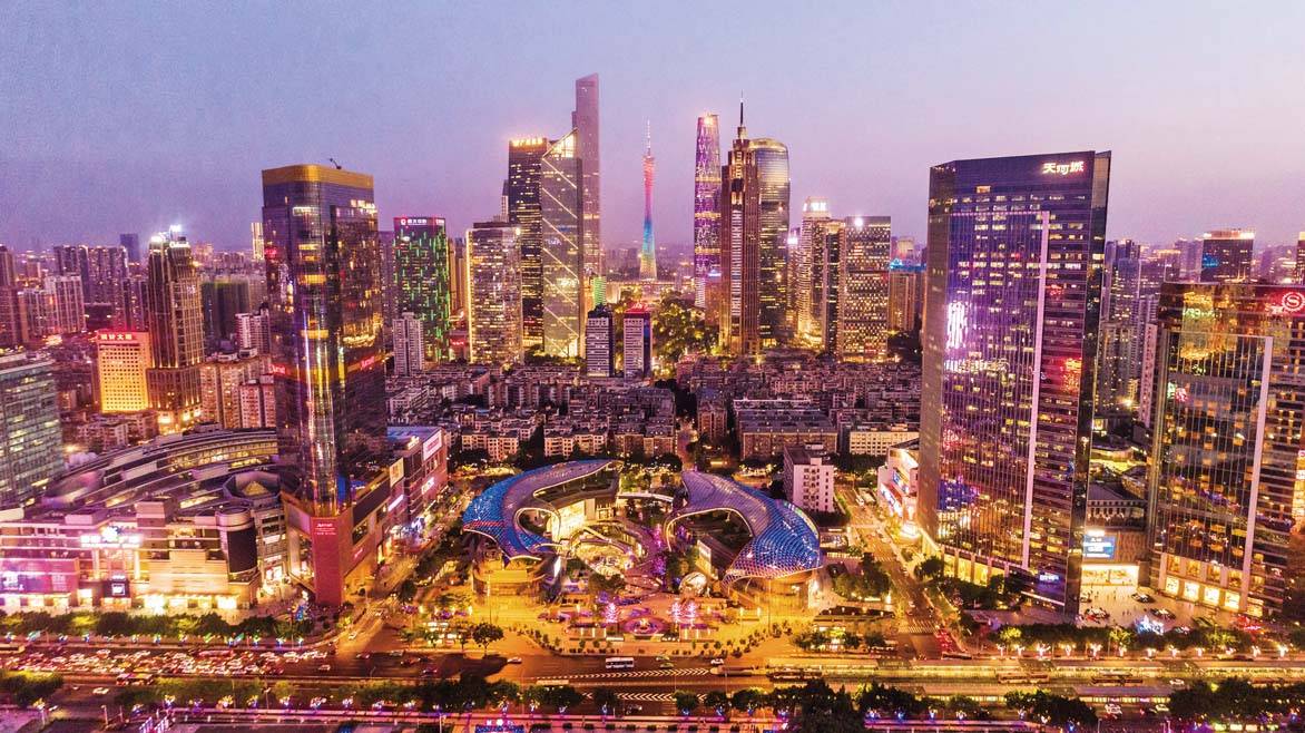 夜幕下的广州天河路商圈灯光璀璨,该商圈是全国首个销售额超万亿的