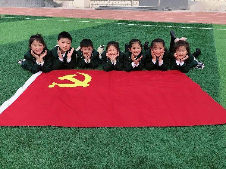 号召师生发现身边的党旗 并与党旗合影留念 激发学生的爱国热情 培养