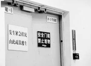 多功能大型建筑物内,可利用设在电梯,走廊末端以及卫生间附近的避难间