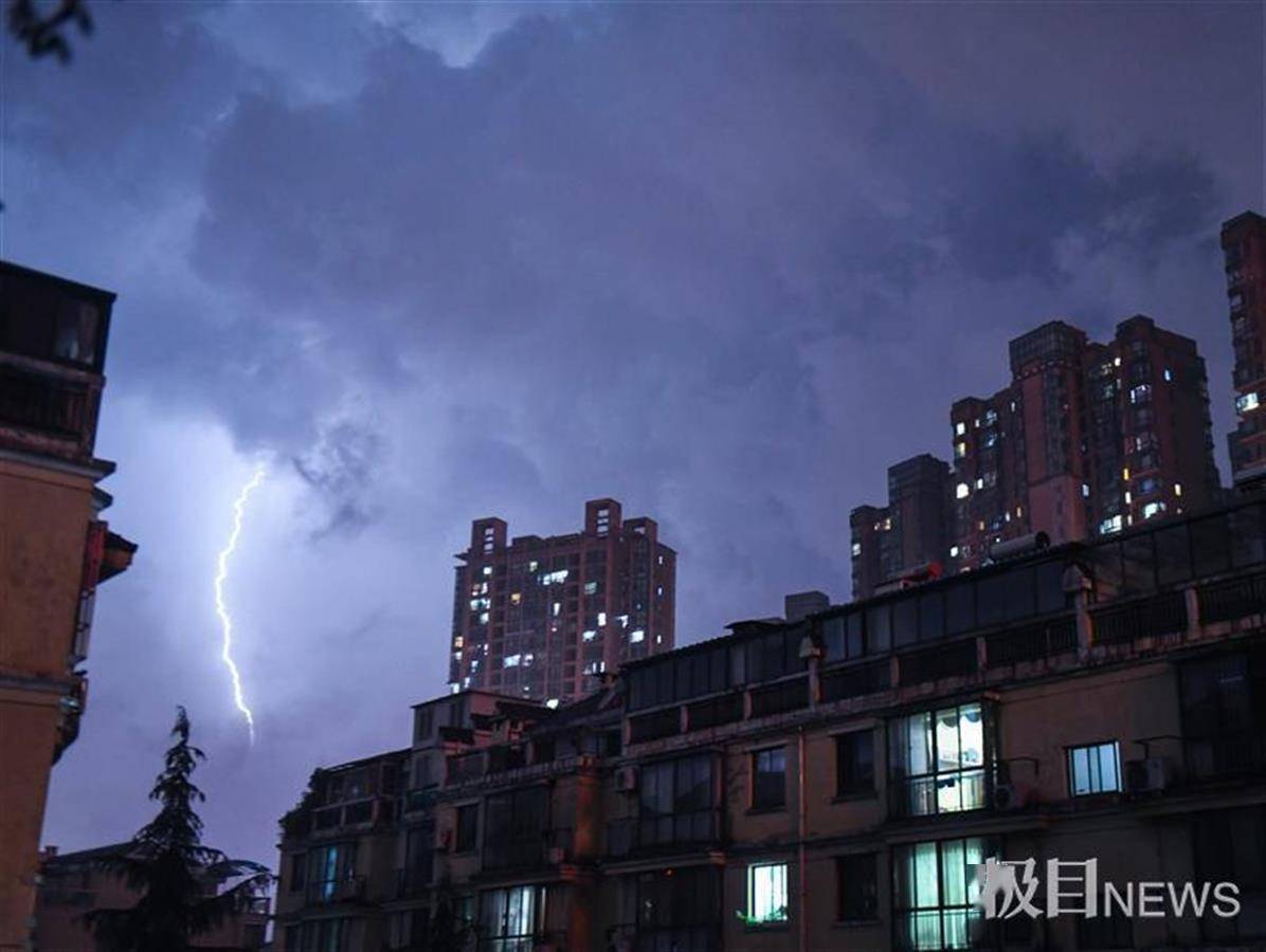14日晚9时许,武汉再次迎来雷暴大风,伴有大雨.