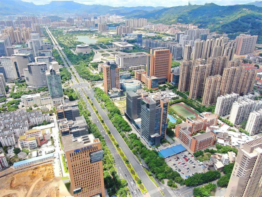 目前龙岩大道两旁行政,金融,商务板块已经初具规模,大道周边建成了
