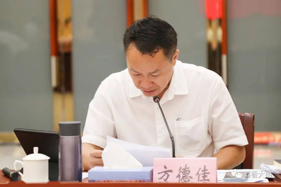 镇党委副书记,镇长方德佳首先传达习近平总书记在广西考察期间重要