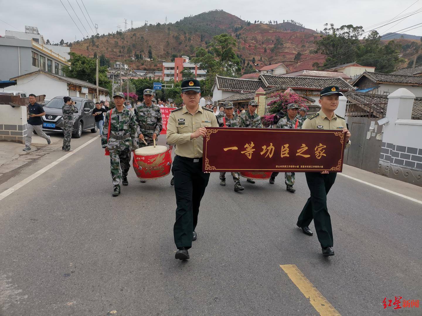 现役军人沙子呷荣立一等功"一等功臣之家"牌匾送到家!