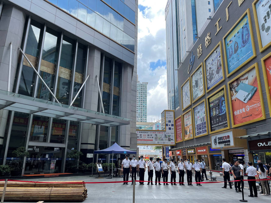 探访深圳赛格大楼专家组进场调查员工或商家进入需放行条
