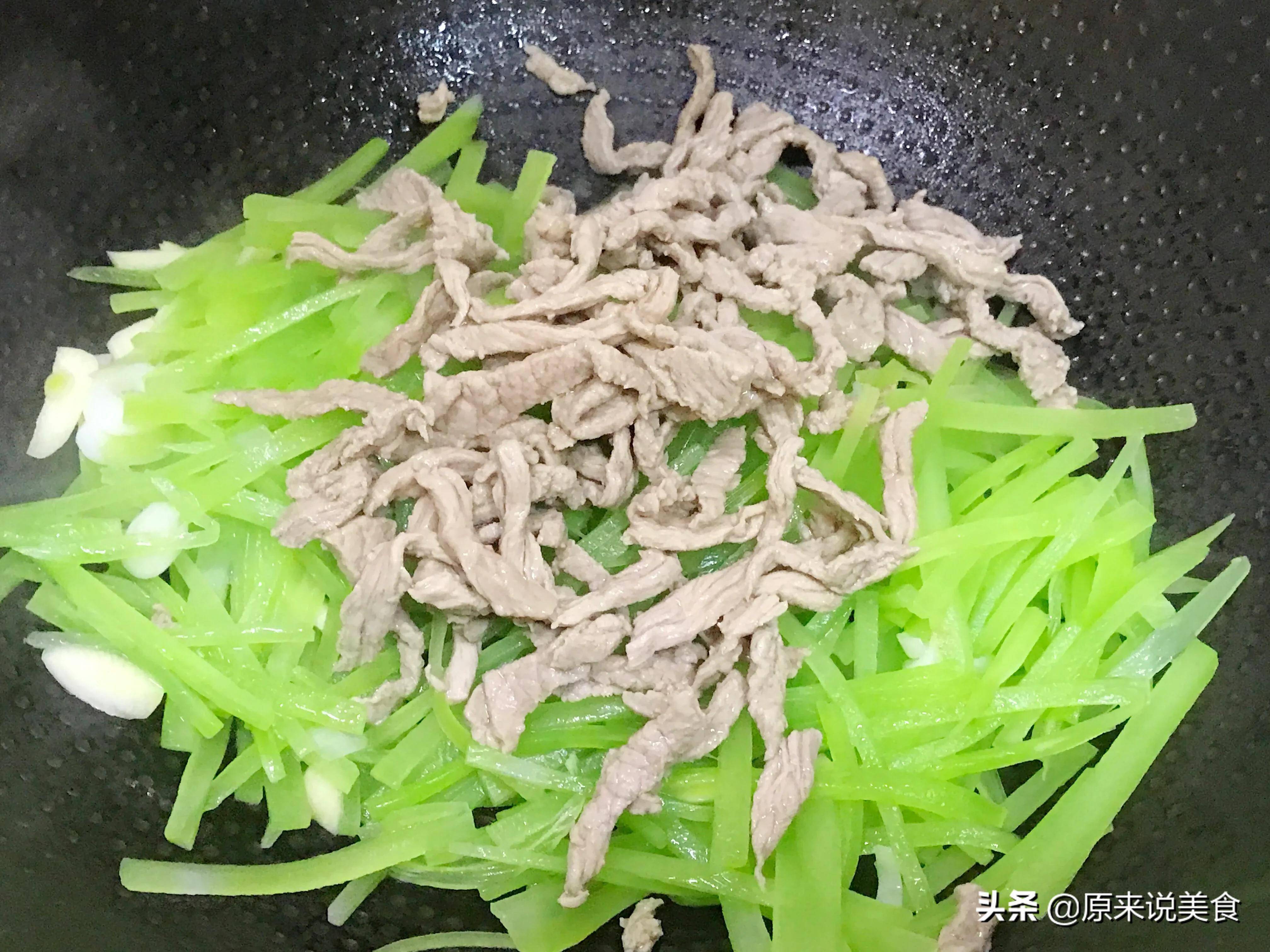 清淡爽口的莴笋炒肉丝就做好了,盛入盘里食用即可.