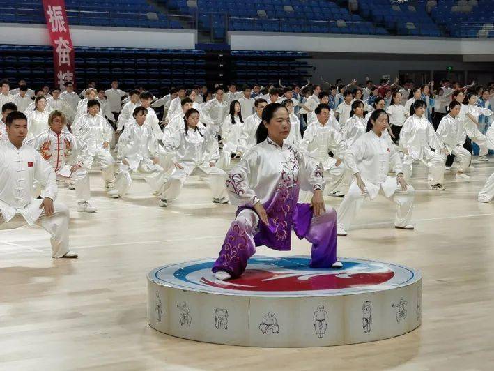 武汉大学举办健身气功·八段锦比赛