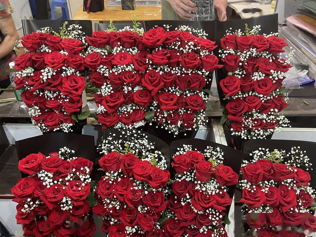 花店老板通宵包花 玫瑰紧俏价格翻涨