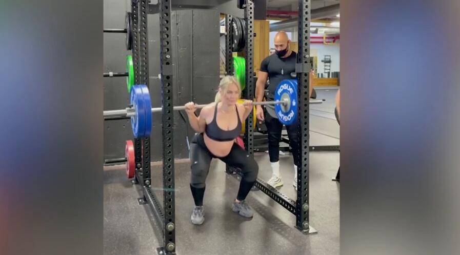 美国一健身教练怀孕7个月仍举重142公斤