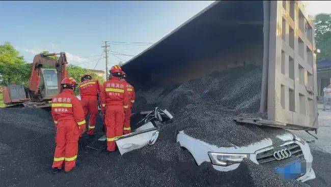 一满载小碎石的渣土车侧翻压扁小车,致2人死亡1人受伤!