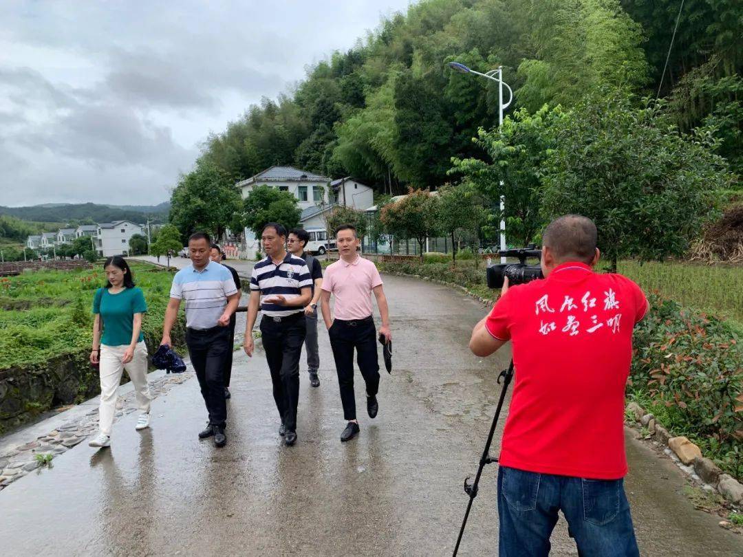 在这里进行为期两天的采访到达建宁县濉溪镇高峰村后,全媒体采访团小