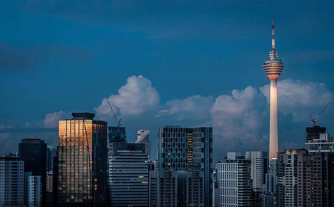 登上吉隆坡塔可将吉隆坡市景及周边咖啡山青翠碧绿森林景致一览无遗.