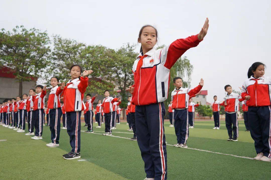 未成年人酷内丘一小学课间操练中国功夫