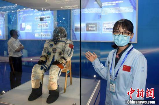 中国航天员科研训练中心工作人员介绍参展的中国航天员舱内航天服.