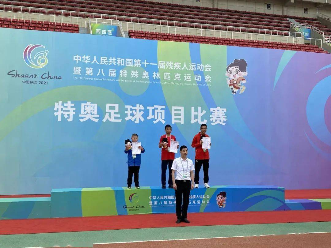 刘业翔同学在个人技术赛中获得亚军,王月宣同学获得个人技术赛第四名