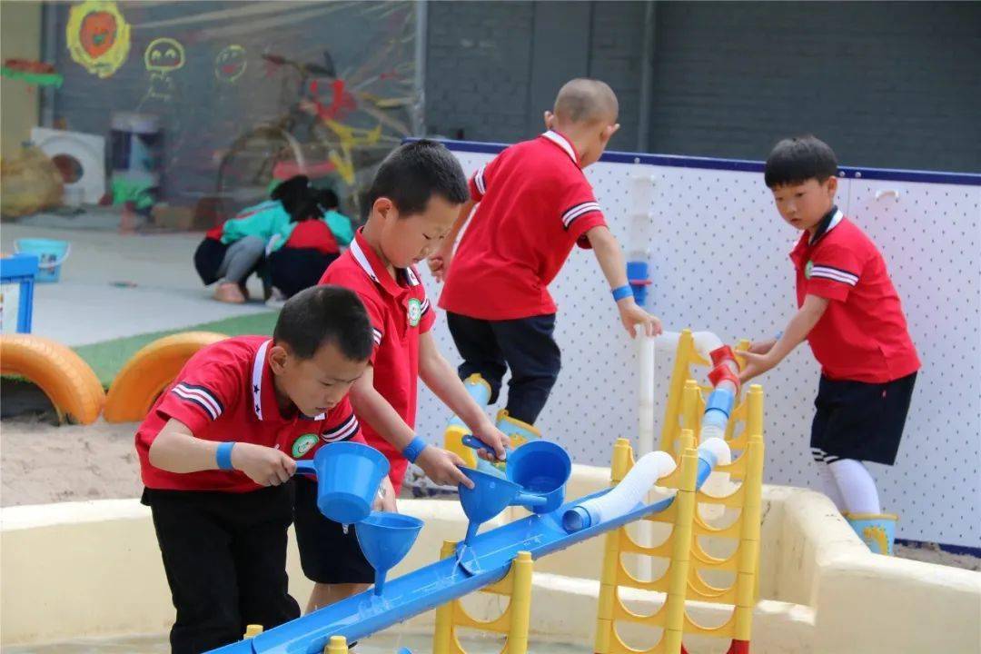 营造多彩户外环境 游戏点亮快乐童年 ——五幼学前教育集团5月份片区