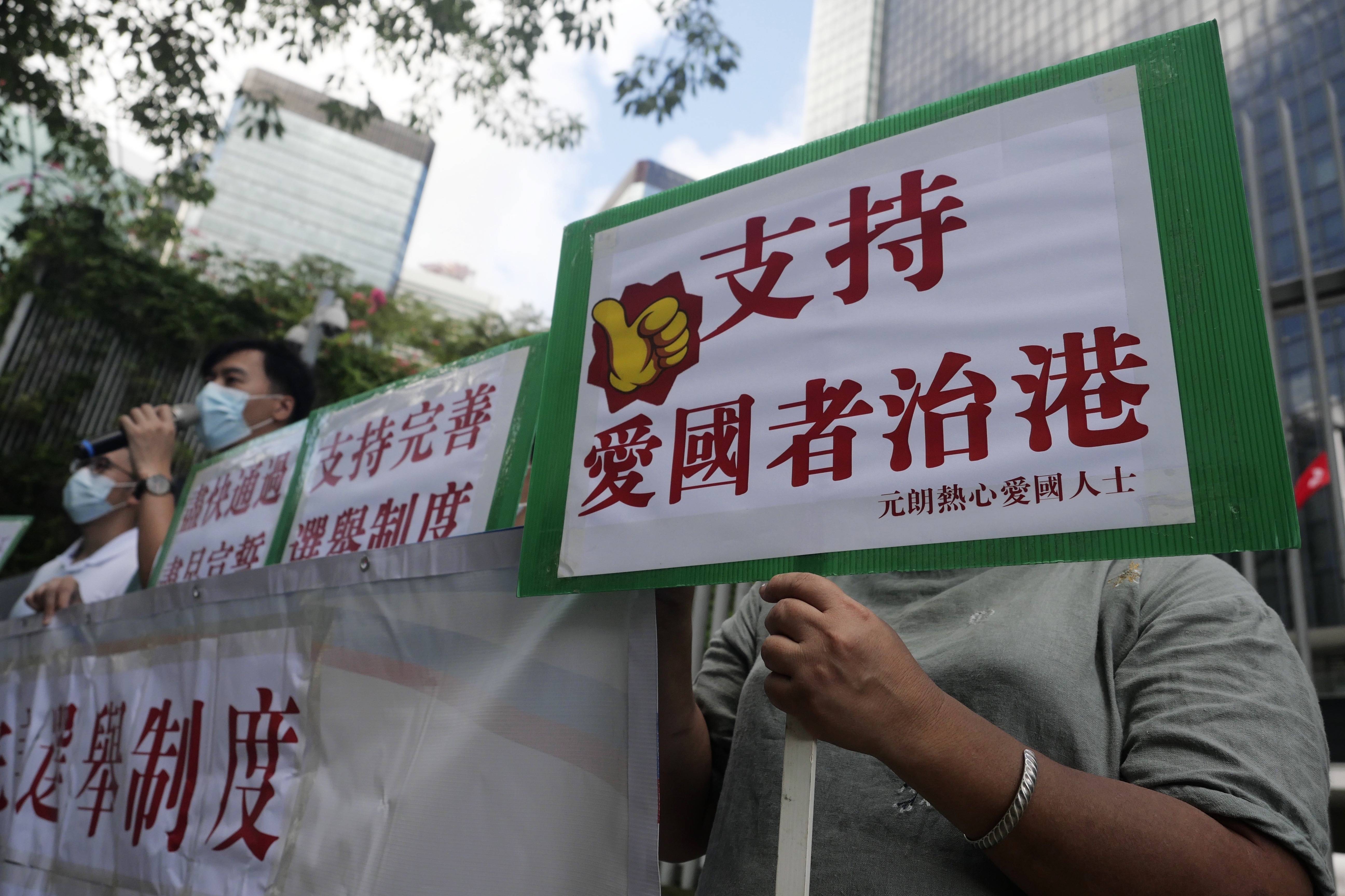 5月27日,在香港特区立法会外,香港市民表达对爱国者治港的支持.