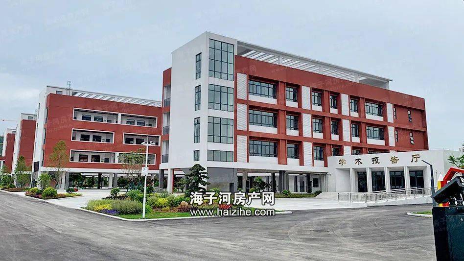 龙山实验学校学校建设也成了钟祥政府工作的重中之重为了满足众多孩子