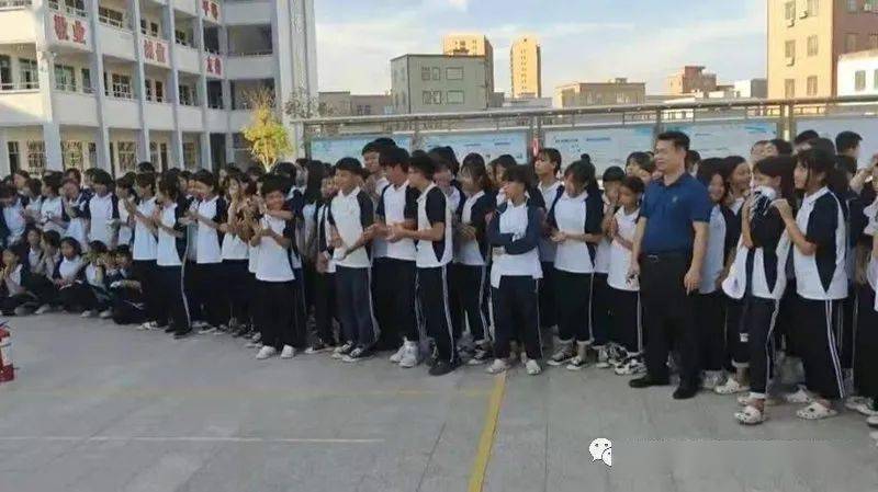 隆江镇襟江中学,警报突然响起,全校师生全部撤离.
