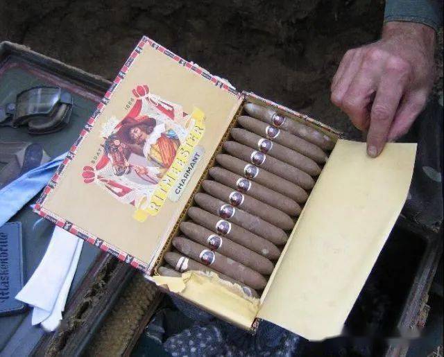 俄罗斯农民发现纳粹士兵掩埋的雪茄