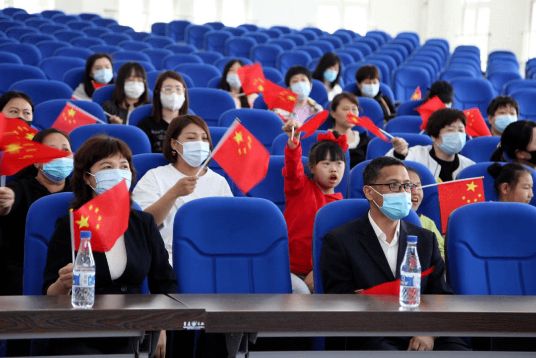 哈尔滨市海宁龙龙奇幻世界协办的捐资助学活动,在香坊区启迪学校