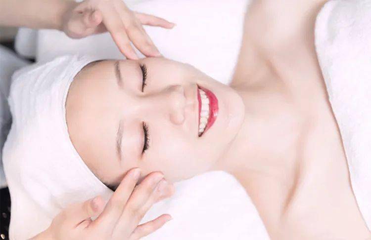 来这儿做个护理,轻轻松松全搞定你肯定忽视了这一步:脸部嫩肤护理!
