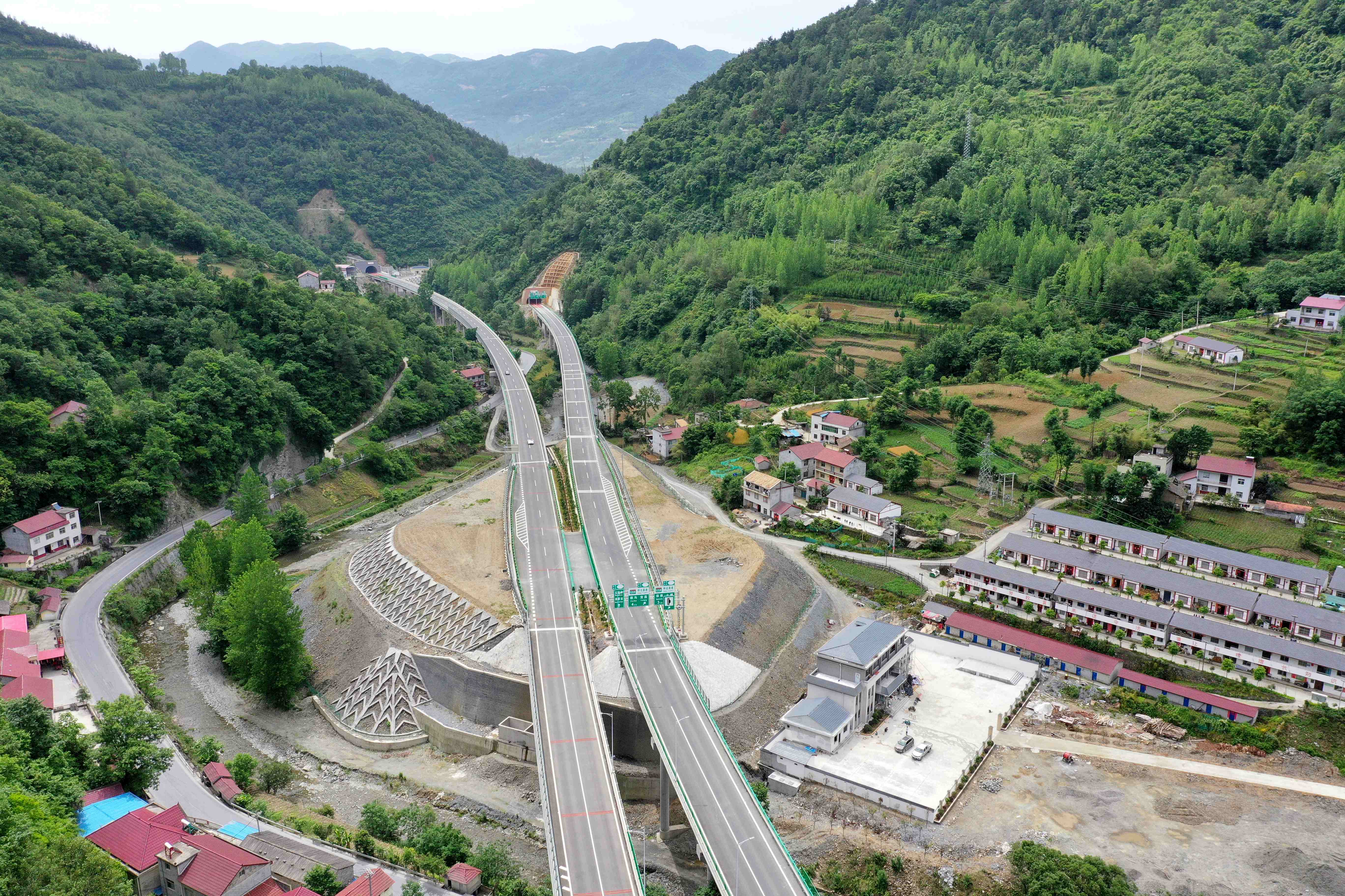 湖北保神高速公路通车 神农架迈入"高速时代"