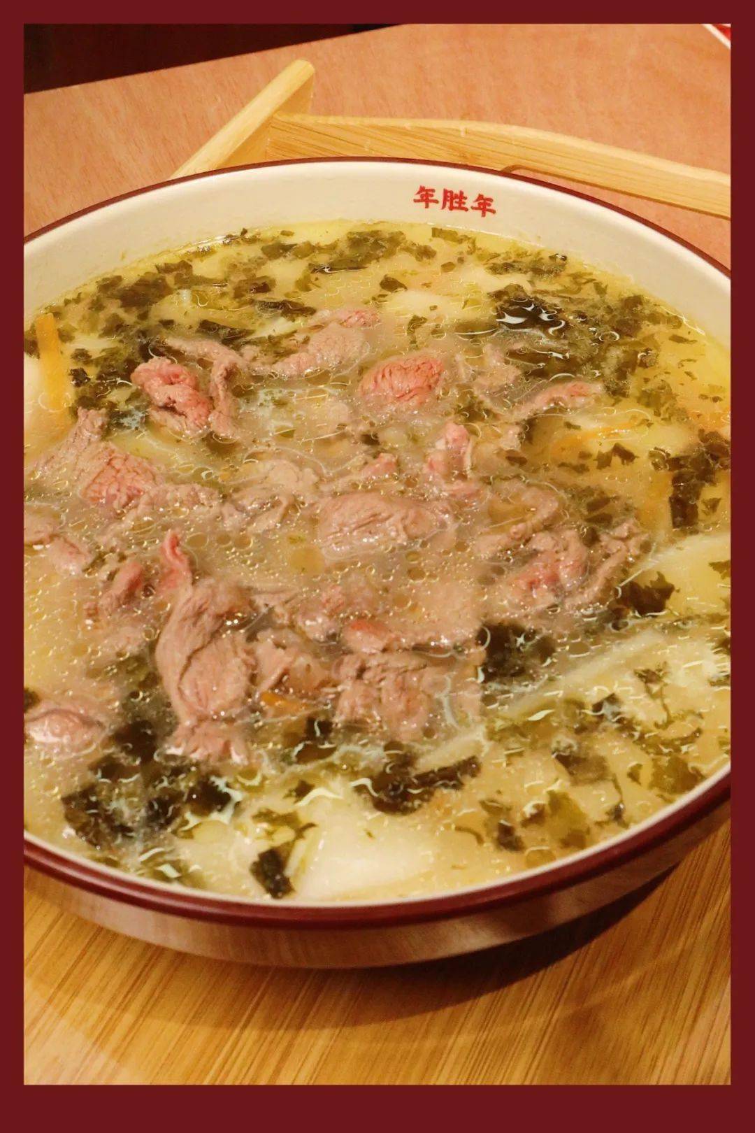 喝一口汤头,牛肉鲜香的滋味瞬间蔓延口腔,口感韧滑劲道的水磨年糕,鲜