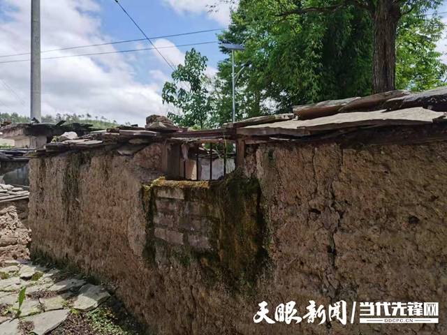 不住内心的喜悦,站在自家在建的新房前,他热情地向记者介绍着新房子的