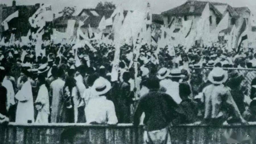 1925年5月30日,上海爆发了反帝爱国的五卅运动,掀起了全国范围大革命