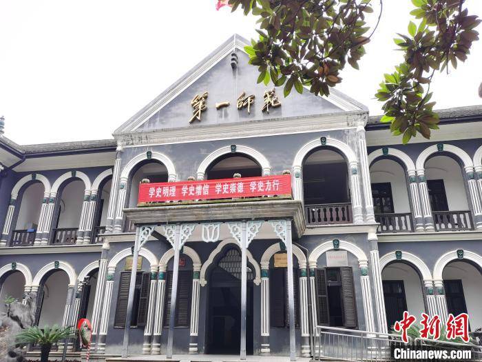 网络媒体革命老区行探访湖南第一师范学院红色文化助学生系好人生第