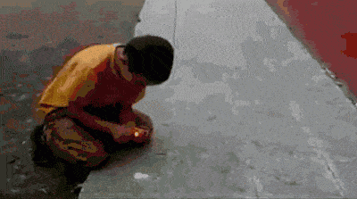 46℃时,就可以把铅水倒进模具里,冷却后,就能收获几个精致的铅模型和