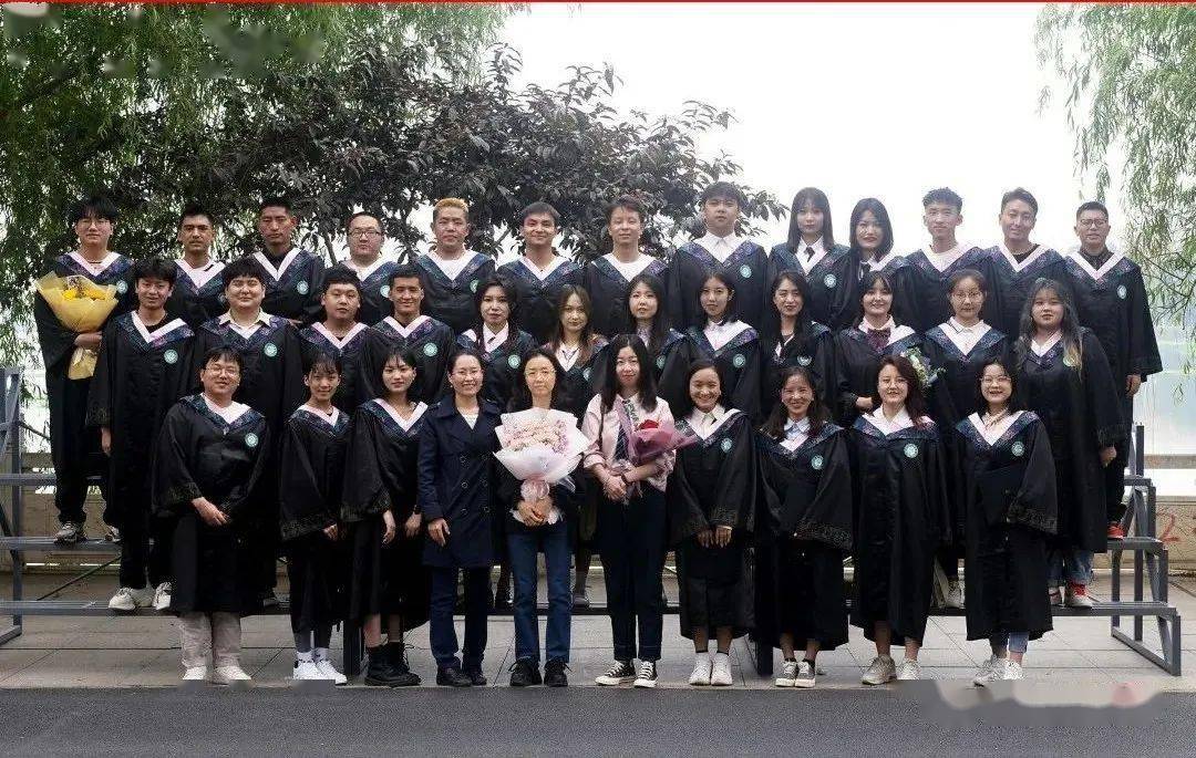 花式秀民民大人的毕业照好看得能出道